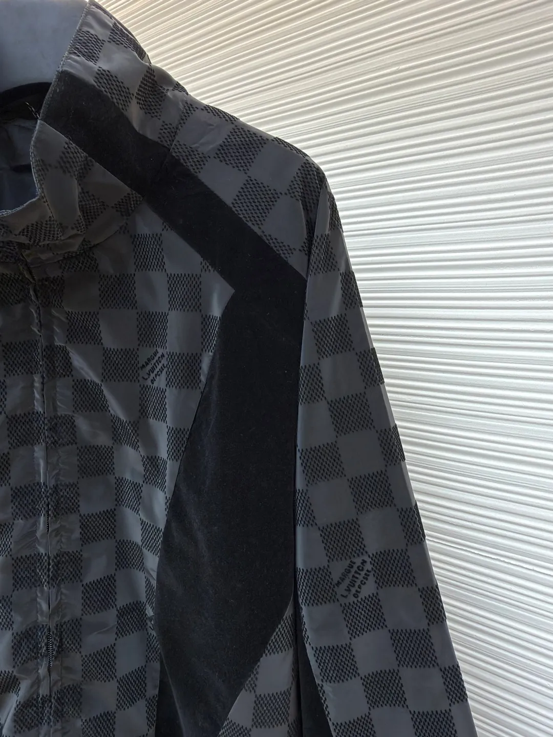LOUIS VUITTON Checkerboard flocked jacket ●Original version: Purchased and developed by 23613 ●Item number: 1681046-B95 ●Fabric: flocked matte fabric ●Technology: jacquard production ●Version: fitted version ●Weight: about 475 grams ●Size: 46-48-50-52 ●Description: Made of flocked matte Damier pattern integrated into Marque L.Vuitton Déposée Logo, velvet ribbons with rich texture levels, the overall routing is straight and delicate, the fabrics are comfortable and soft, and the colors are consistent with no color difference. It can be matched with the same style to create a fashionable look and control various occasions. Customized accessories, complete with three labels, same style for men and women!